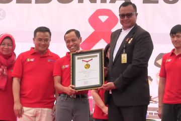 Formasi "Red Ribbon" 4000 relawan dan pengidap HIV/AIDS raih rekor MURI