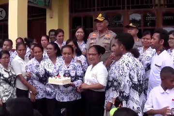 Kapolda Papua berikan kado kejutan di Hari Guru Nasional