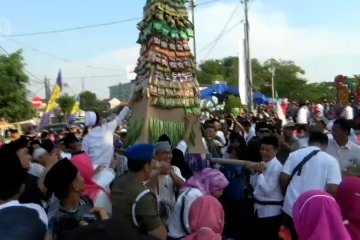 Warga Tangerang berebut gunungan hasil bumi