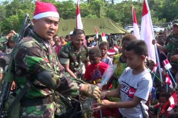 Disaksikan Panglima TNI dan Kapolri, penerjun bagikan hadiah Natal