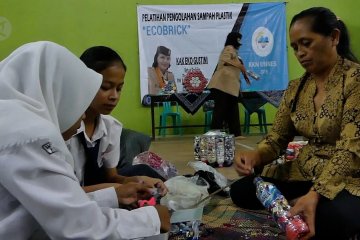 Ecobrick, solusi permanen atasi sampah plastik