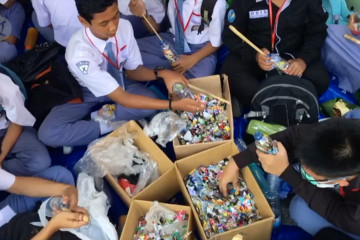 Membuat ecobrick dengan limbah plastik sekolah
