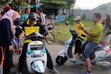 Masyarakat antusias menjajal motor listrik