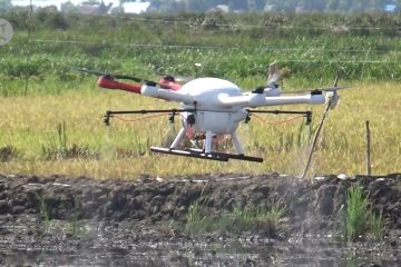 Perahu traktor dan drone percepat pengolahan pertanian