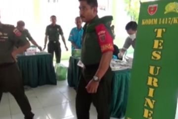 Personel TNI Kodim Kendari lakukan tes urine