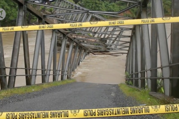 Diterjang banjir jembatan di Aceh Barat putus