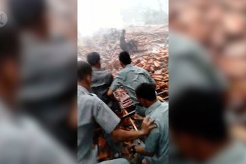 Diterjang puting beliung, aula SMK Miri Sragen ambruk