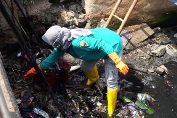 Bupati Batang terjun langsung ke sungai pungut sampah