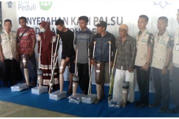 YBM PLN berbagi kaki palsu kepada penyandang disabilitas