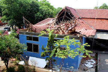 Atap Sekretariat Dinas Pemadam Kebakaran Kota Cirebon ambruk