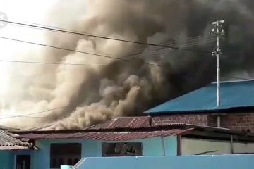 Bentrok dua kelompok di Sorong, sembilan rumah dibakar