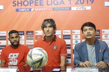 Pelatih Bali United tonton lagi pertandingan untuk obati rindu