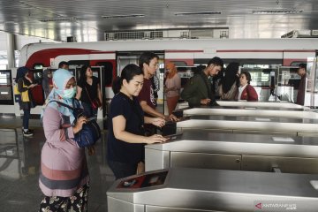 Hari pertama pengoperasian komersial LRT Rawamangun - Kelapa Gading