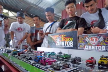 Kompetisi miniatur mobil di Medan