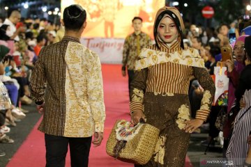 Peragaan busana Mlaku-mlaku nang Tunjungan