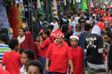 Pameran pohon natal dari limbah plastik