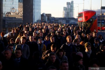 Kisah pria yang bergulat dengan pria bersenjata di "London Brigde"