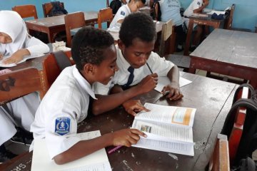 Balar Papua bagikan 1.500 buku Situs Tutari kepada pelajar