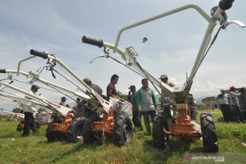 Bantuan traktor tangan bagi petani