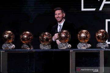Keceriaan Messi saat terima penghargaan Ballon d'Or
