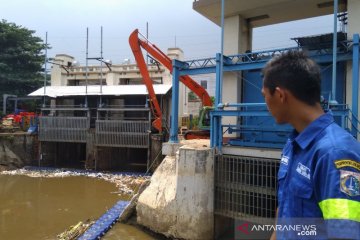 Tiga pintu air di Jakarta siaga dua