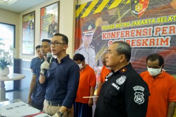 Polres Jaksel tangkap perempuan pembobol dan pencuri emas puluhan gram