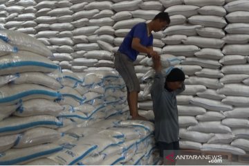 Stabilkan harga, Bulog gelar operasi pasar beras di Sukabumi