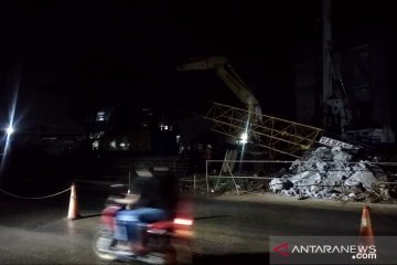 Crane proyek Tol BORR Seksi IIIA patah saat angkat besi