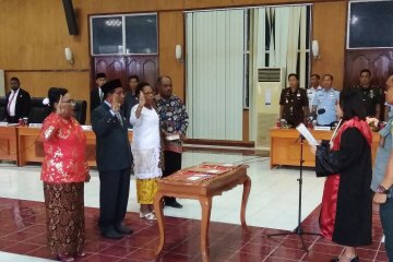 Milka Rumaropen perempuan pertama Papua dilantik Ketua DPRD Biak