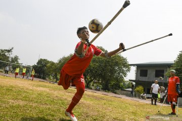 Semangat pesepak bola satu kaki