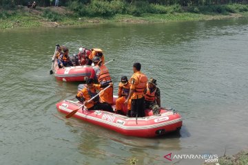 Tiga orang terseret arus banjir di Curug Malela Bandung Barat