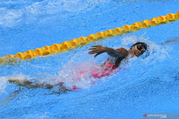 Medali perak renang medley 200 m putri