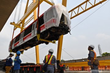 Pengangkatan gerbong kereta LRT