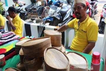 Limbah kelapa "disulap" menjadi peci unik disabilitas Lampung Selatan