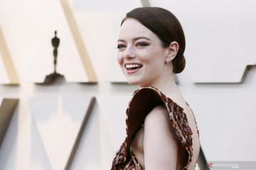 Emma Stone tunangan dengan penulis SNL