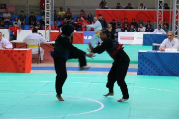 Suci Wulandari bikin pencak silat tersenyum di Subic