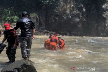 Warga terseret arus Curug Malela di Bandung Barat ditemukan tewas