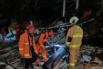 Damkar Jaktim mutilasi papan reklame roboh untuk evakuasi