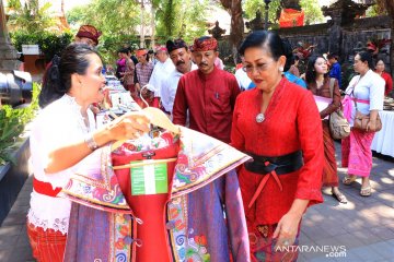 Putri Koster minta pengusaha besar bantu IKM Bali