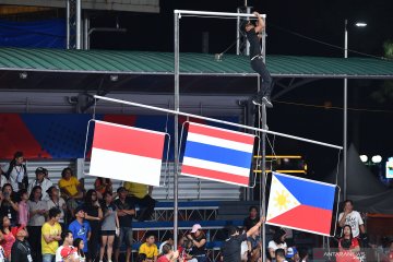 Tali bendera tersangkut saat upacara penghargaan pemenang SEA Games 2019