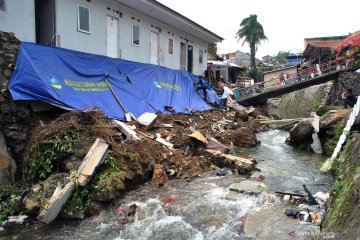 Jembatan ambruk dan tanah longsor pascahujan deras di Bogor