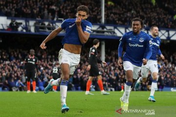 Everton tinggalkan zona degradasi usai jungkalkan Chelsea