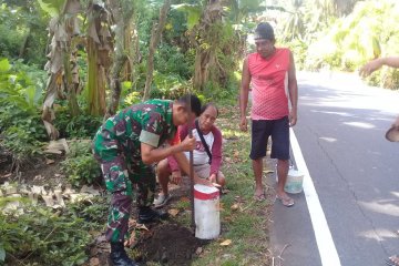 TNI bersama warga di kepulauan bersih lingkungan menyambut Natal