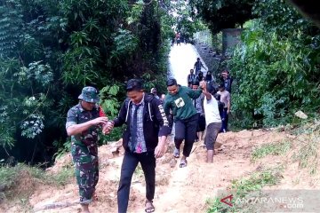 TNI evakuasi warga terdampak banjir bah dan longsor di Tambelan