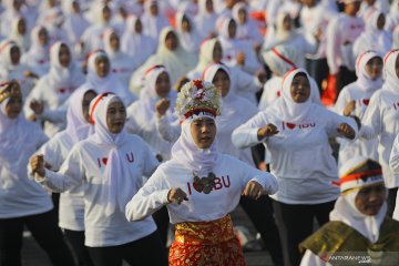 Peringatan Hari Ibu di jembatan Suramadu