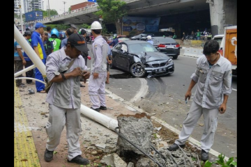 Mobil mewah tabrak lampu penerangan di Jalan S Parman