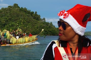 Undangan Natal gunakan perahu hias