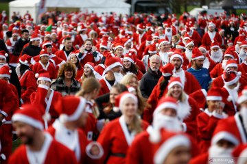 Sambut natal, ribuan orang ikuti "Santa Run" di London