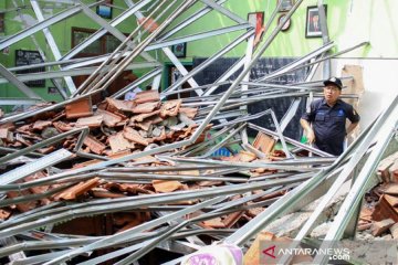 Polda Jatim geledah kantor Dinas Pendidikan Pasuruan terkait SD ambruk