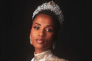 Miss Universe 2019 Zozibini Tunzi, sang aktivitis dan model